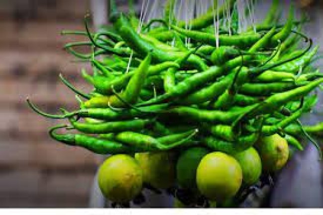 जानिए क्यों घर के बाहर नींबू मिर्च लटकाया जाता है, ये है वैज्ञानिक कारण