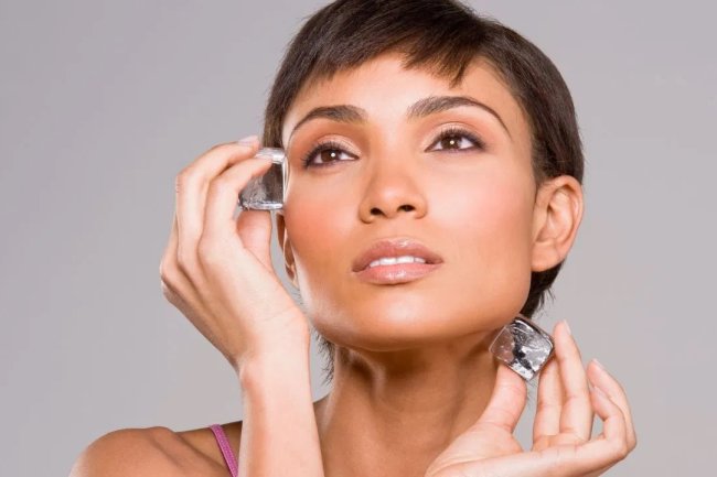 गर्मी में दमकती खूबसूरती पाएं, जानें बर्फ के 5 उपाय