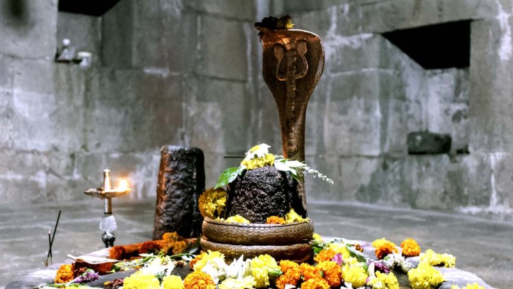 सप्ताह के सातों दिन शिवलिंग पूजन की विधि, सामग्री, लाभ और मंत्र – शिव उपासना का सम्पूर्ण रहस्य