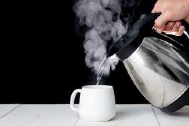 ज्यादा मात्रा में पीते हैं गर्म पानी? नुकसान भी जान लीजिए