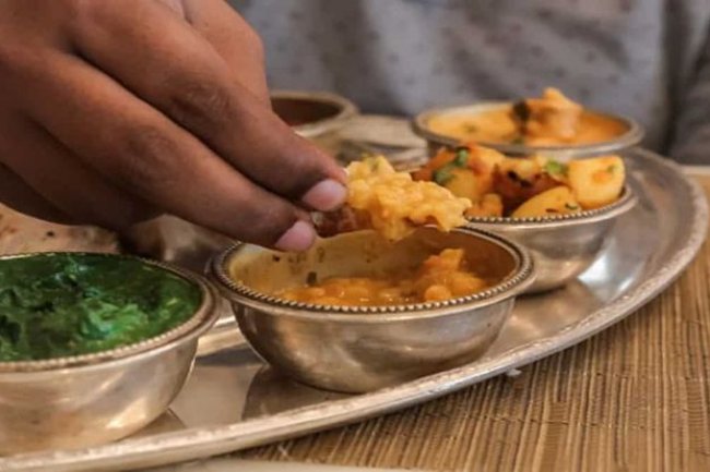 हाथ से खाना खाने के 5 प्रमुख स्वास्थ्य लाभ