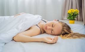 बिना तकिए के सोने के 10 जबरदस्त फायदे